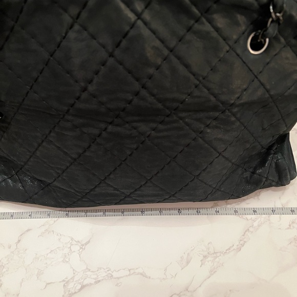 CHANEL Just Mademoiselle Tote Bag Black Iridescent Quilted Leather - Picture 9 of 15